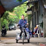 Khâm phục ông bố khiếm khuyết nuôi con học giỏi, đam mê làm việc thiện