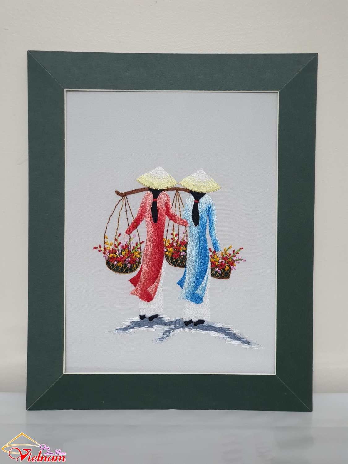 tranh theu luu niem ao dai ganh hoa