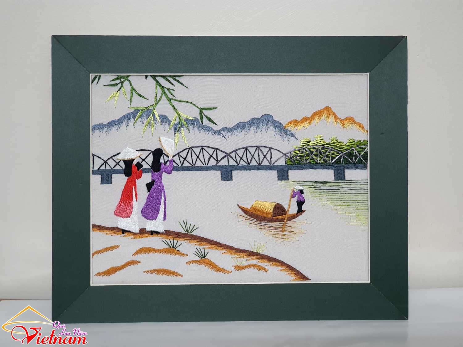 tranh theu luu niem cau trang tien