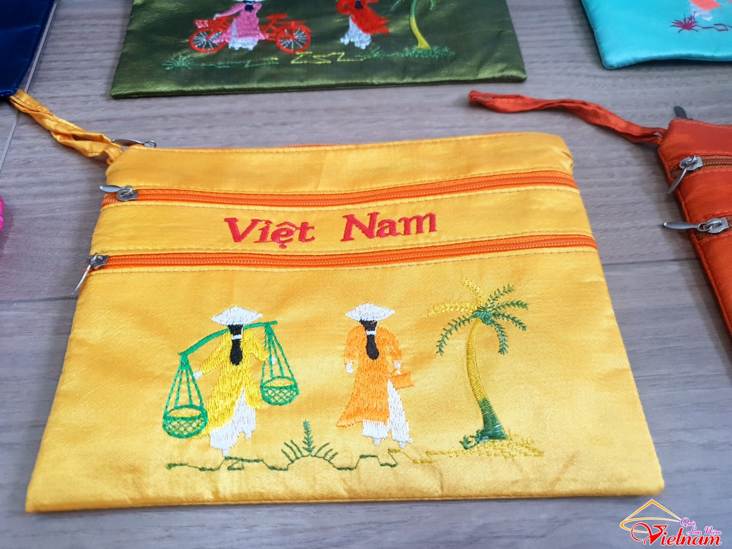 vi luu niem 3 ngan cam tay ao dai viet nam (4)