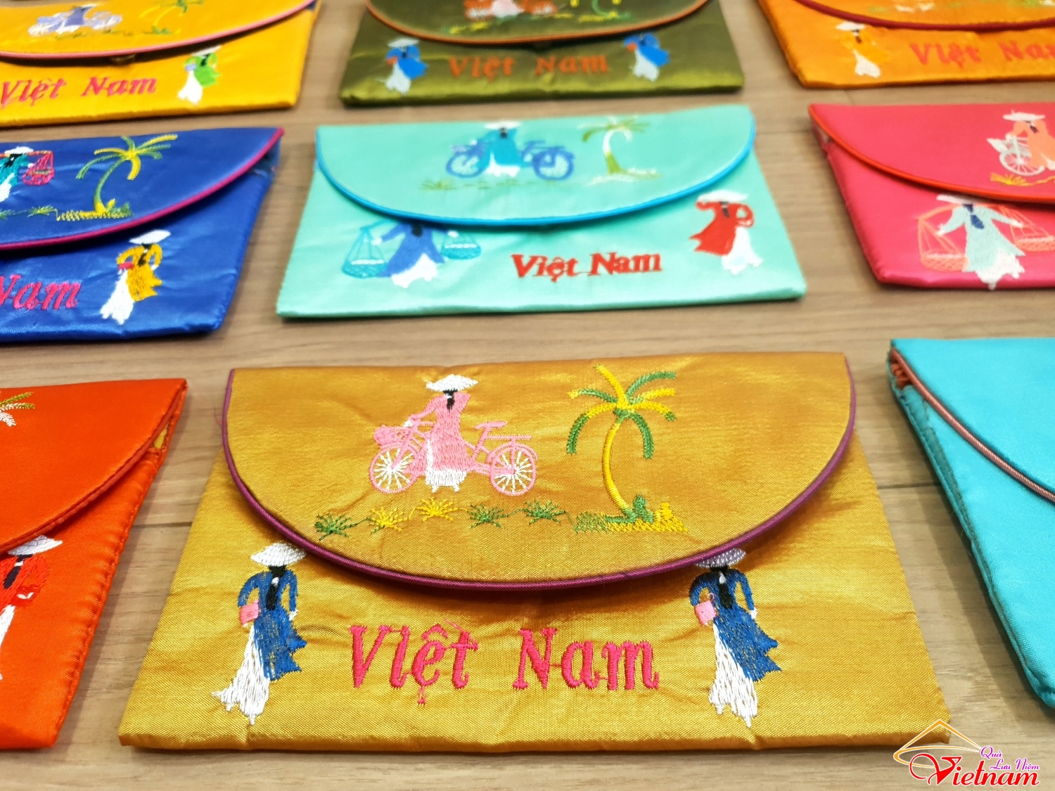 vi luu niem cam tay ao dai viet nam (2)