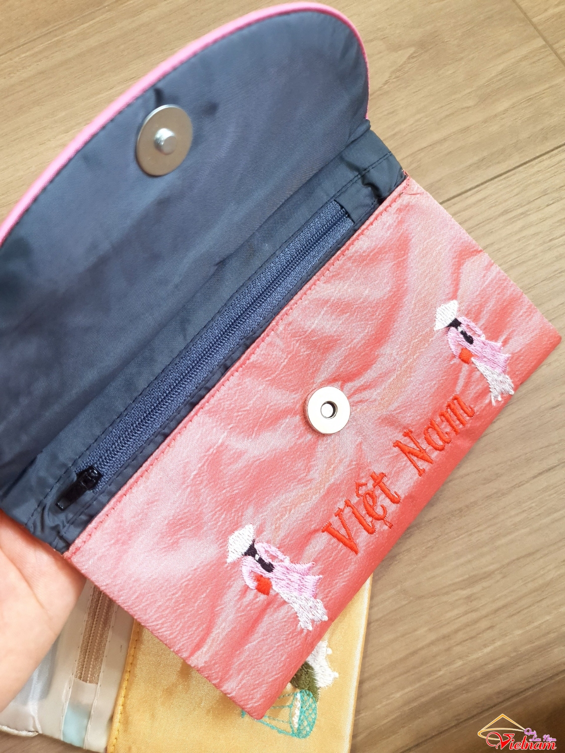 vi luu niem cam tay ao dai viet nam (4)