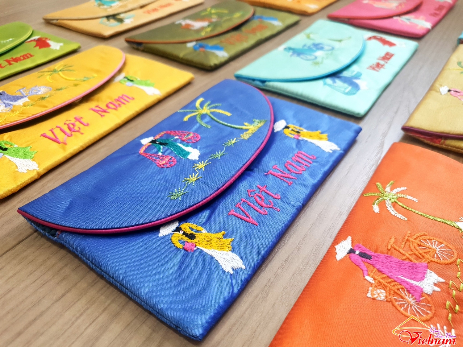 vi luu niem cam tay ao dai viet nam (5)