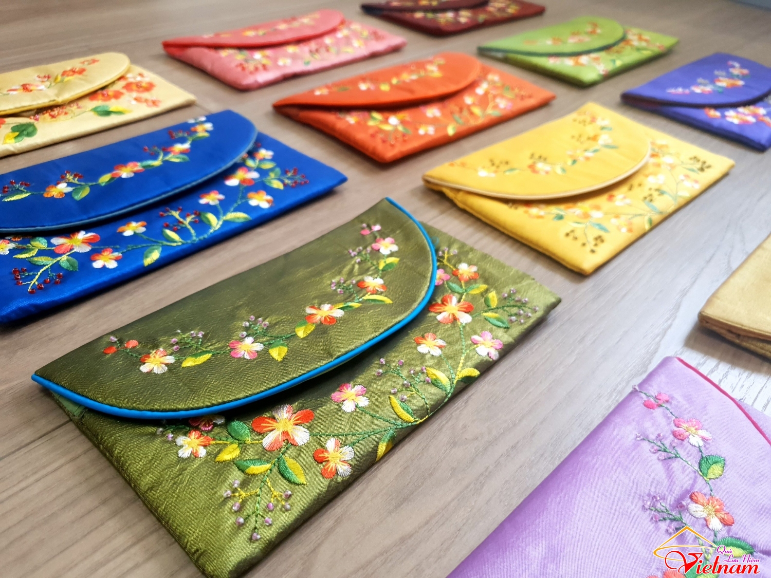 vi luu niem cam tay theu hoa (1)